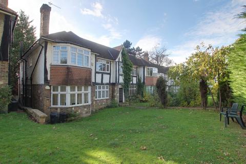 3 bedroom flat to rent, The Knoll, Beckenham BR3