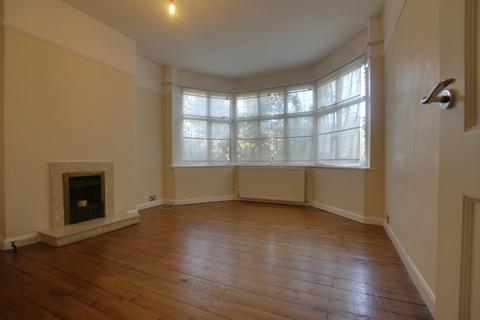 3 bedroom flat to rent, The Knoll, Beckenham BR3