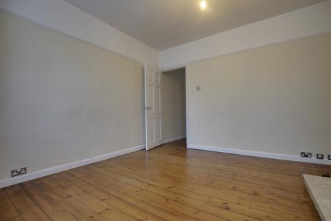 3 bedroom flat to rent, The Knoll, Beckenham BR3