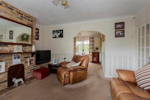 3 bedroom semi-detached house to rent, Mercian Way, Cippenham