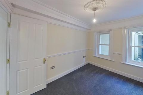 2 bedroom flat to rent, Marine Crescent, Folkestone