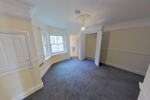 2 bedroom flat to rent, Marine Crescent, Folkestone