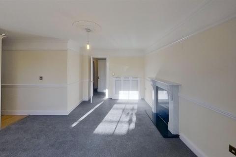 2 bedroom flat to rent, Marine Crescent, Folkestone