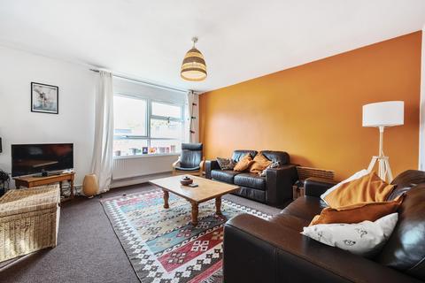 2 bedroom flat for sale, Montagu Court, Leeds LS8