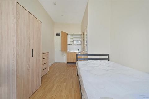 Studio to rent, Collingham Place, London SW5