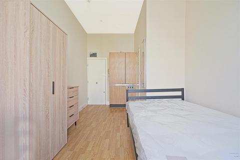 Studio to rent, Collingham Place, London SW5