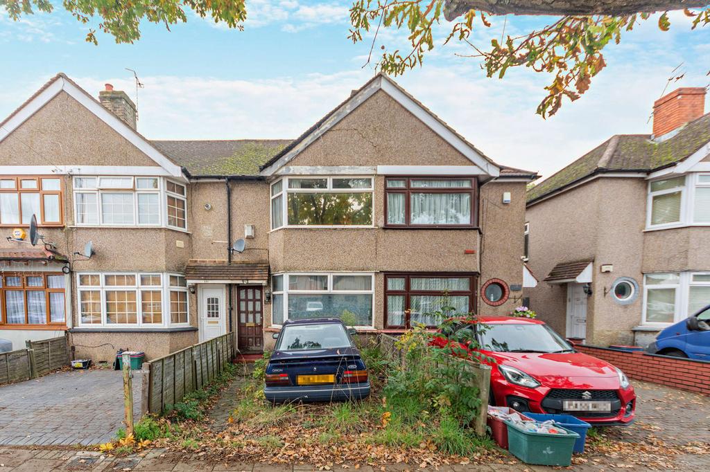 Tw13 Hounslow Road, Hanworth, Feltham, TW13 2 bed terraced house - £329,000