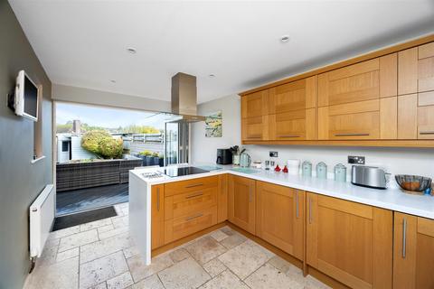 145 Denton Drive, Brighton, BN1 8DL