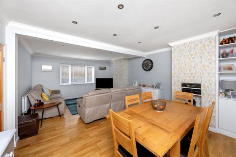 145 Denton Drive, Brighton, BN1 8DL
