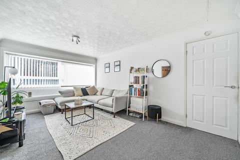 2 bedroom flat for sale, The Moorlands, Leeds LS17