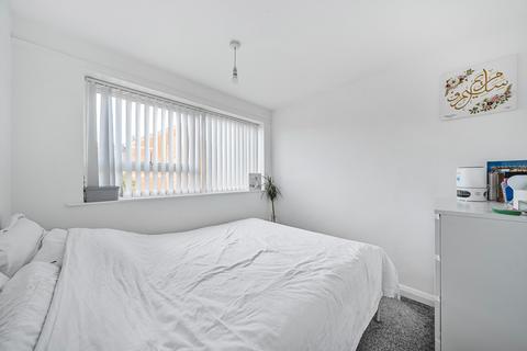 2 bedroom flat for sale, The Moorlands, Leeds LS17