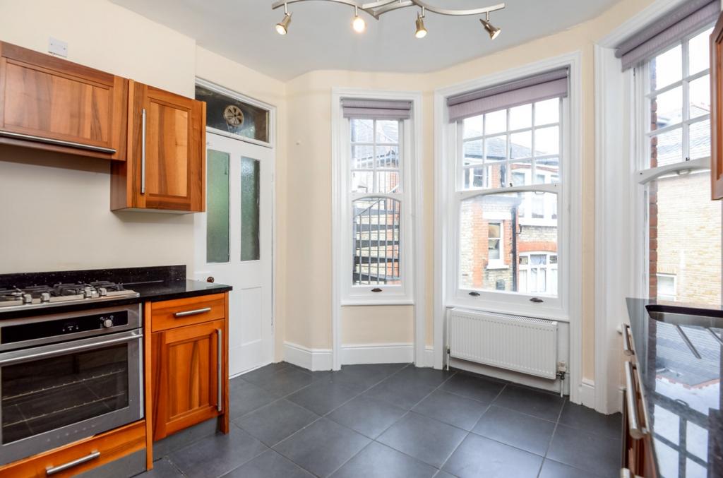 Fortis Green Road Muswell Hill N10 3 bed flat - £2,100 pcm (£485 pw)