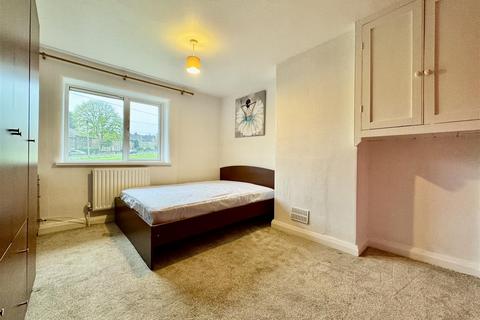 3 bedroom terraced house to rent, Oakenbank Crescent, Huddersfield