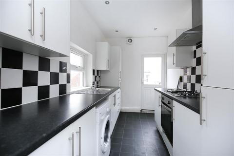 3 bedroom flat to rent, Simonside Terrace, Newcastle Upon Tyne NE6