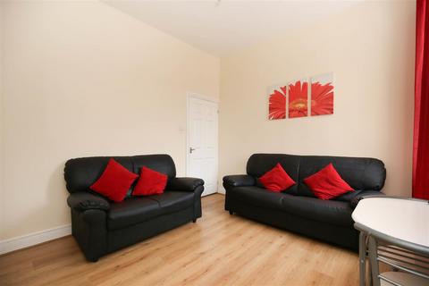 3 bedroom flat to rent, Simonside Terrace, Newcastle Upon Tyne NE6