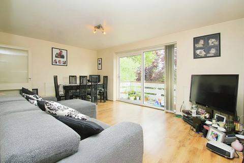 2 bedroom flat to rent, Laburnum Grove, Langley SL3