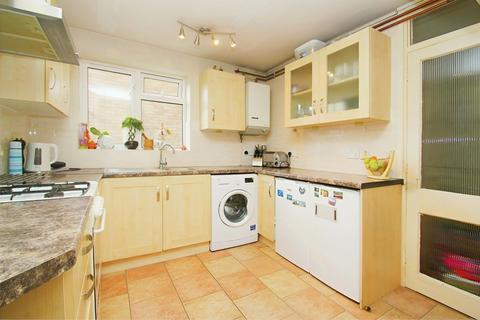 2 bedroom flat to rent, Laburnum Grove, Langley SL3