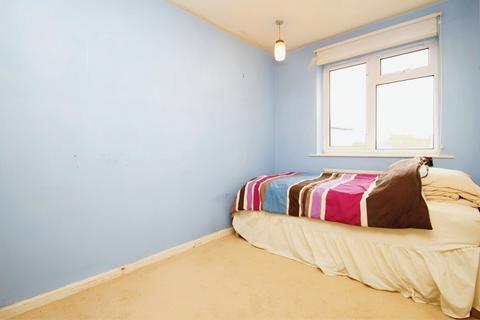 2 bedroom flat to rent, Laburnum Grove, Langley SL3