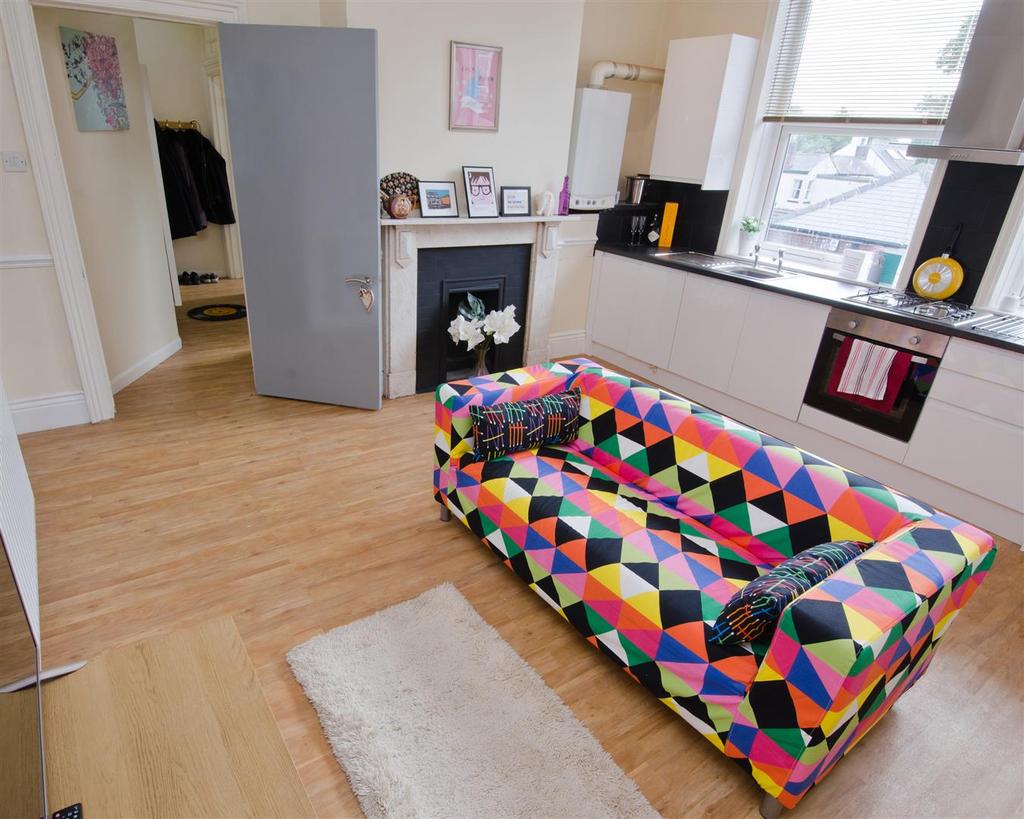 Flat 4 Priory House   Couples or sole apartment SP