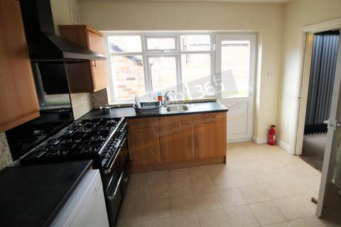 8 bedroom detached house to rent, *180PPPW* INCLUSIVE. Harlaxton Drive, NOTTINGHAM NG7