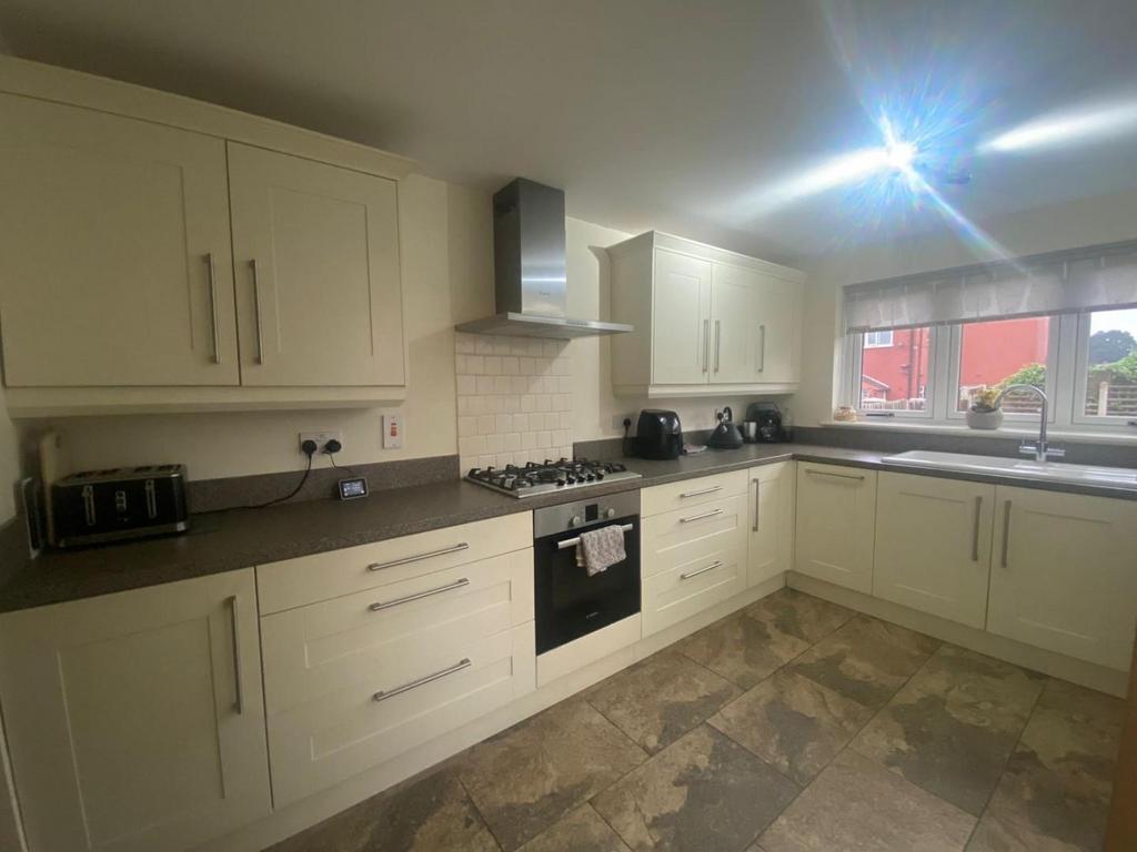 12 Masefield Kitchen 3.jpg