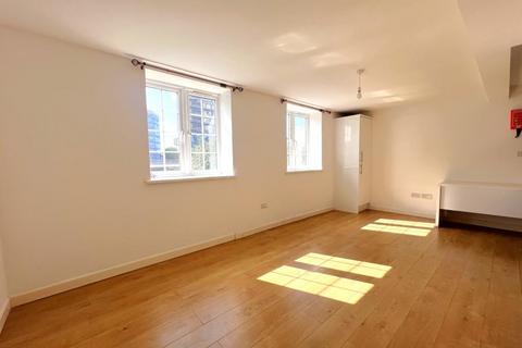 2 bedroom flat to rent, Chapel Street, Woking GU21