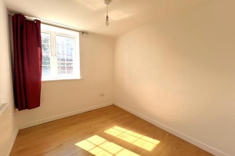 2 bedroom flat to rent, Chapel Street, Woking GU21