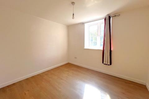 2 bedroom flat to rent, Chapel Street, Woking GU21