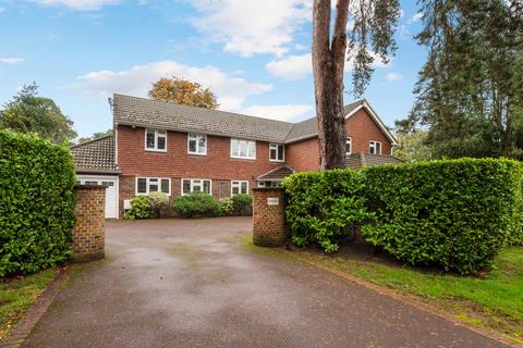 5 bedroom detached house to rent, Beechwood Avenue, Weybridge, KT13