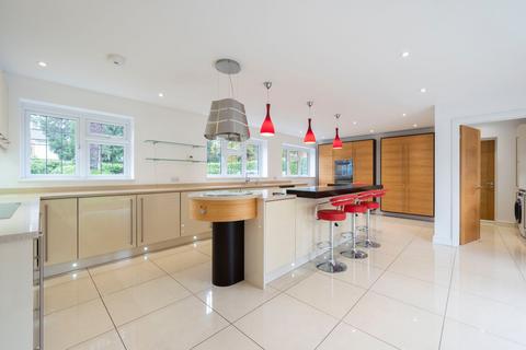 5 bedroom detached house to rent, Beechwood Avenue, Weybridge, KT13