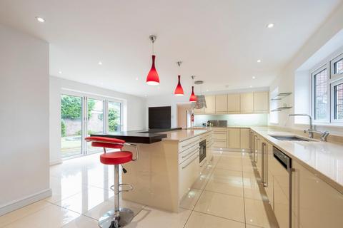 5 bedroom detached house to rent, Beechwood Avenue, Weybridge, KT13