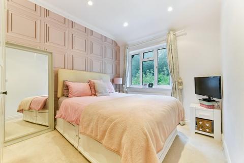 69 Ashurst Road, Tadworth, KT20 5EY