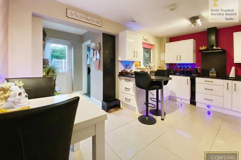 4 bedroom semi-detached house for sale, Tangmere Close, Wickford