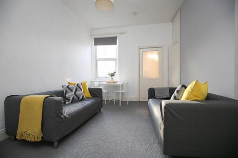 2 bedroom flat to rent, Grosvenor Gardens, Newcastle Upon Tyne NE2