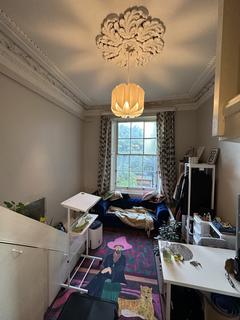 Studio to rent, Leinster Square, London W2