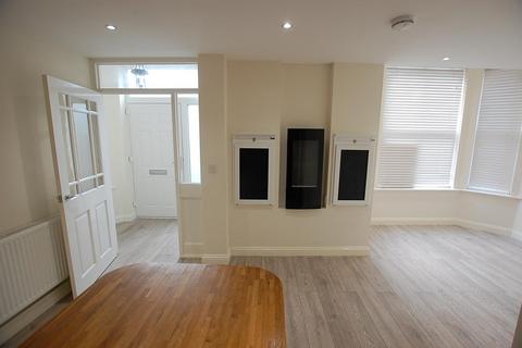 2 bedroom flat to rent, Surrey Street, Cromer