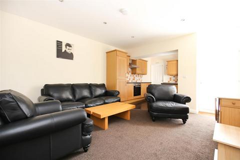 3 bedroom flat to rent, Myrtle Grove, Newcastle Upon Tyne NE2