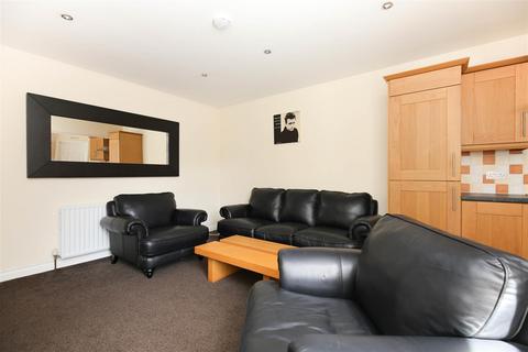 3 bedroom flat to rent, Myrtle Grove, Newcastle Upon Tyne NE2