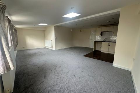 2 bedroom flat to rent, High Street  Fareham  UNFURNISHED