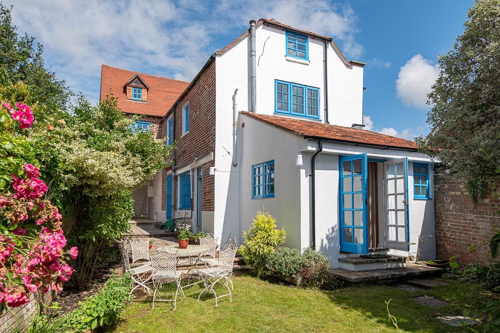 4 bedroom town center house available