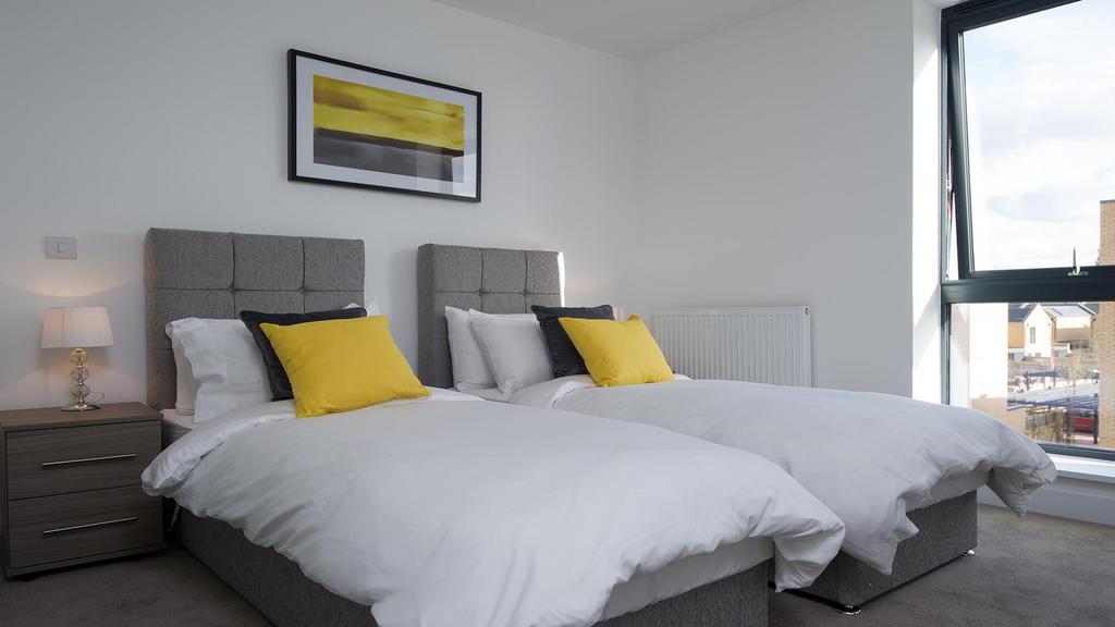 Tailored Stays De Havilland House Split beds servi
