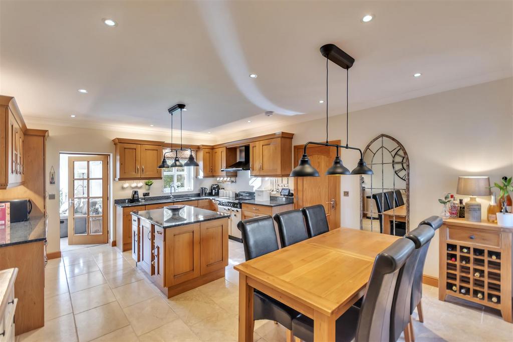 Kitchen/ Breakfast Room