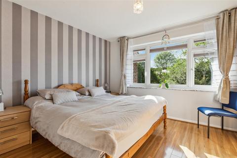 2 bedroom flat for sale, Hartington Road, London, W4