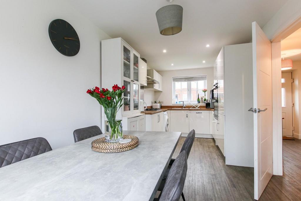 Kitchen / Dining Area