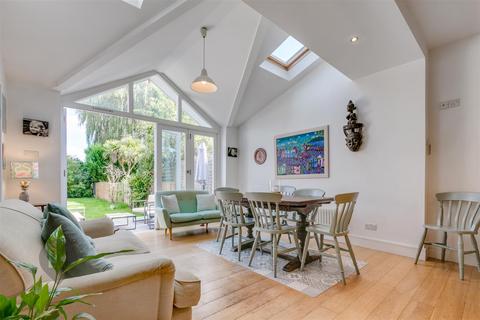 106 Sutherland Grove, London, SW18 5QW