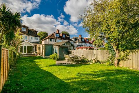 106 Sutherland Grove, London, SW18 5QW