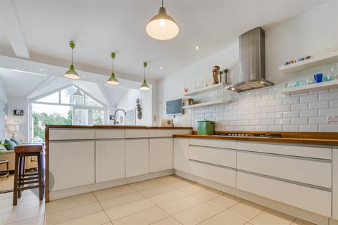 106 Sutherland Grove, London, SW18 5QW