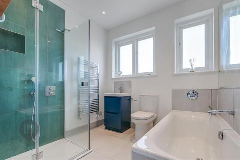 106 Sutherland Grove, London, SW18 5QW