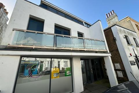 2 bedroom penthouse to rent, St. Georges Road, Brighton