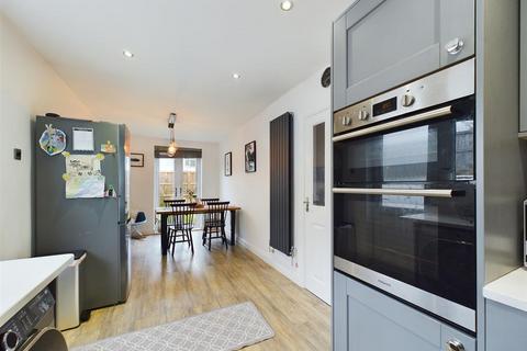 25 Burton Drive, Wrexham, LL12 8BG